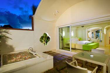 La terrasse privative avec spacieuse baignoire extérieure de la Suite la terrasse privative avec spacieuse baignoire exterieure de la suite