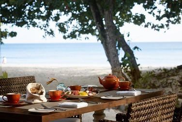 petit-dejeuner-plage-the-h-resort-beau-vallon-beach-mahe-seychelles.jpg