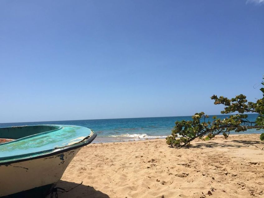 bateau sur la plage de la perle en guadeloupe