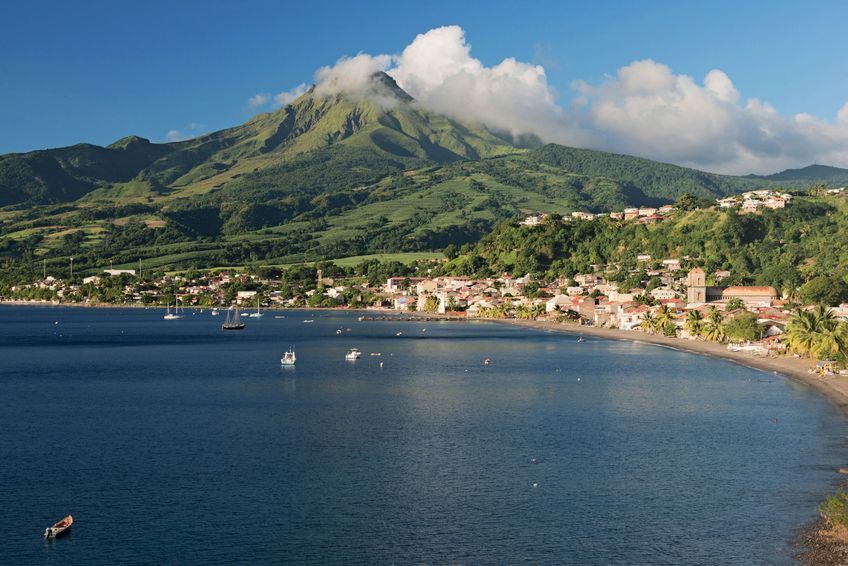 baie de saint pierre avec vue sur la montagne pelee martinique