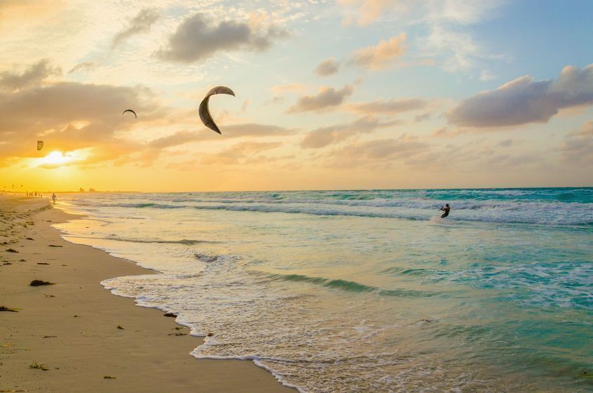 kitesurf au  coucher de soleil en martinique