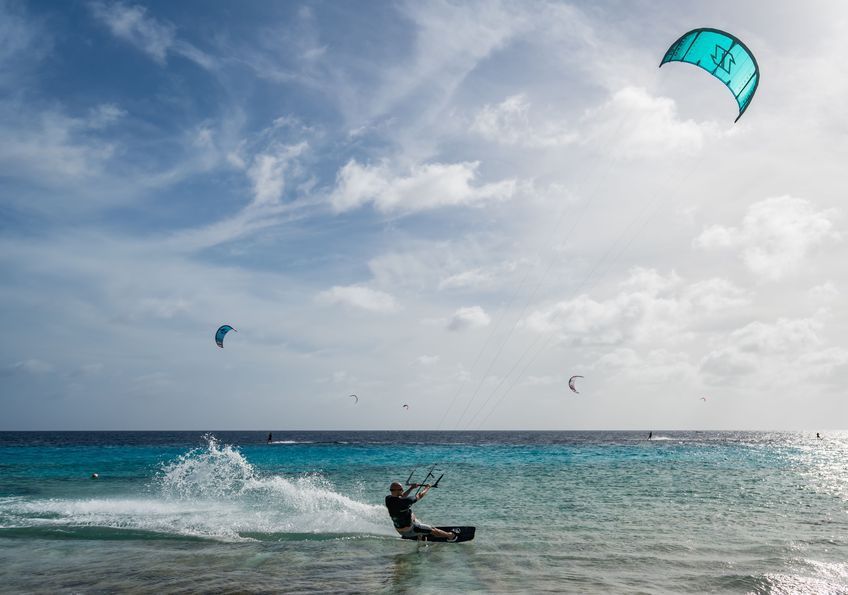 kitesurfer sur le lagon en martinique