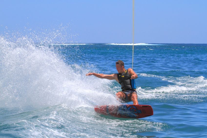 kitesurfer sur une vague en martinique