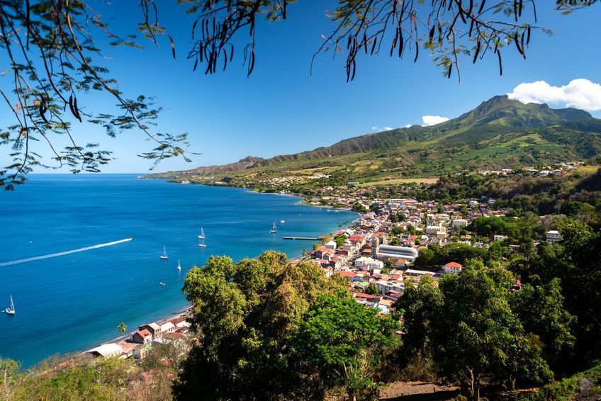 vue sur la baie de saint pierre et la montagne pelee en Martinique