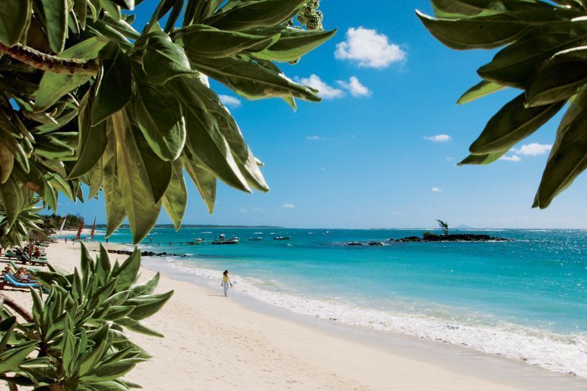 https://www.tropicalement-votre.com/dests/maurice/plage-belle-mare.jpg?utm_source=chatgpt.com