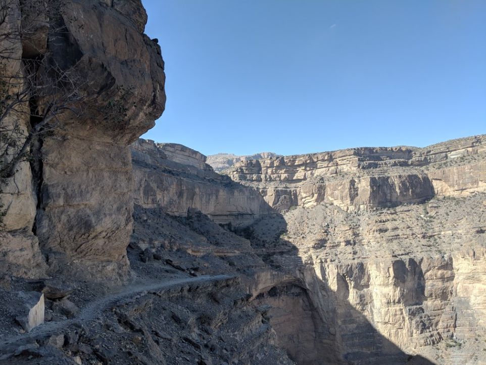 chemin de randonne Balcony Walk dans le canyon de Jebel Shams  Oman