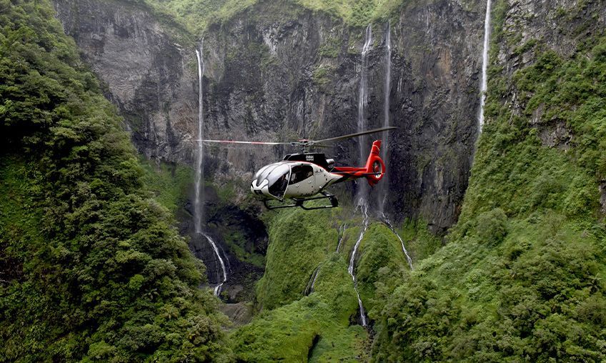 survol des cascades de la reunion en helicoptere