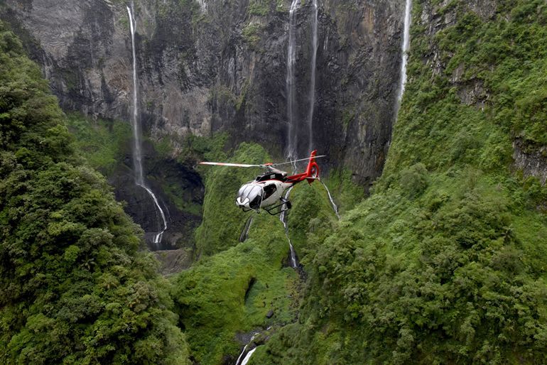 survol des cascades de la reunion en helicoptere