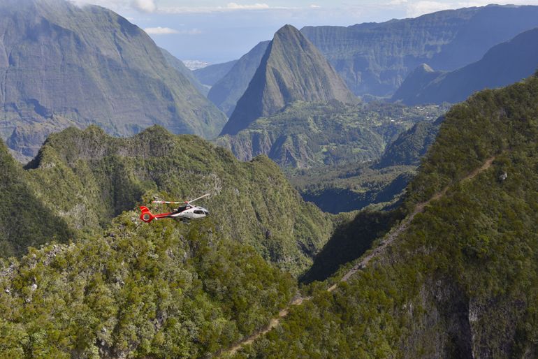 survol des cirques de la reunion en helicoptere