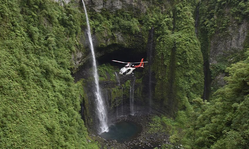survol des cascades de la reunion en helicoptere