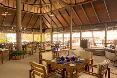 Le restaurant principal, les pieds dans le sable...