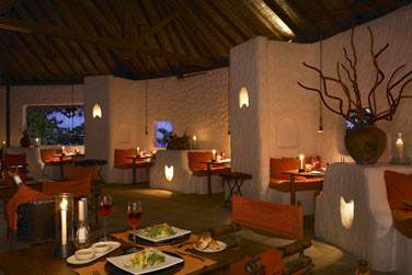 Rendez-vous au restaurant 'By the Beach' pour un dner berc au doux son des vagues