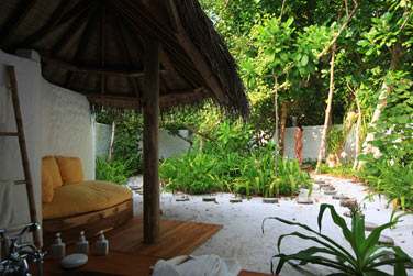 La douche extrieure dans le jardin de la Villa Crusoe