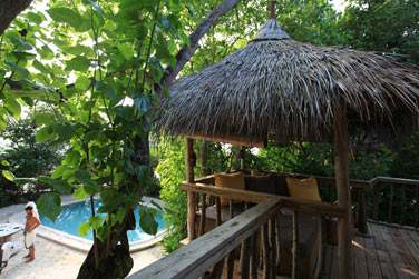 Relaxez-vous  l'ombre de votre terrasse  l'tage de la Villa Crusoe