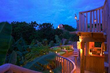 Rendez-vous au bar du restaurant 'Fresh in the Garden' pour siroter un cocktail en pleine nature sous un ciel toil