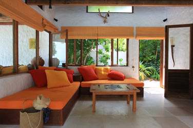 Le salon de la Suite Crusoe 2 chambres, aux tons colors