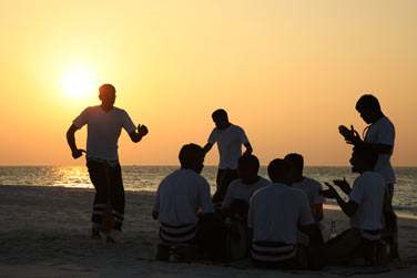 Musique et danse traditionnelles sur la plage au coucher du soleil... Un pur moment d'vasion
