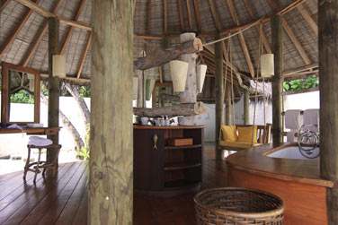 La salle de bain principale de la Suite Crusoe 2 chambres, ouverte sur l'extrieur