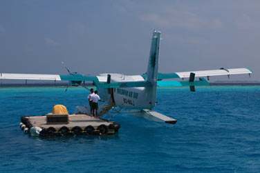 Aprs le survol en hydravion au-dessus de paysages de toute beaut, vous arriverez sur l'le-htel prive Kunfunadhoo