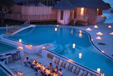 Dinez dans un cadre agrable au centre de la piscine...