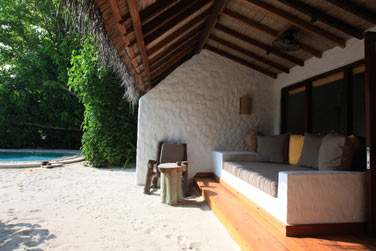 L'extrieur de la Soneva Fushi Villa avec piscine