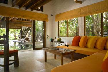 Le salon de la 'Retreat' laissant entrer les premiers rayons du soleil