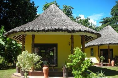 Des bungalows rpartis dans un jardin tropical