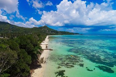 Le Nautique se situe  Anse Royale, sur la cte nord-est de l'le