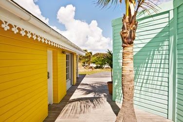 Le resort grne un chapelet de petits cottages aux couleurs chatoyantes