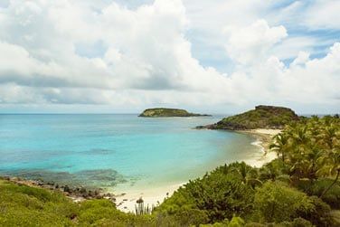 Jugez plutt : belle plage de sable blanc, lagon turquoise, vgtation luxuriante...