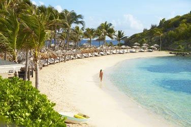 Situ  la pointe d'une presqu'le entre les baies de Marigot et de Grand Cul de Sac, au bord d'une trs jolie plage !
