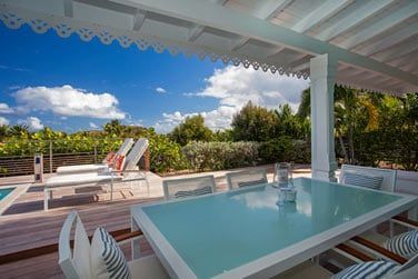 et son grand espace extrieur avec piscine prive