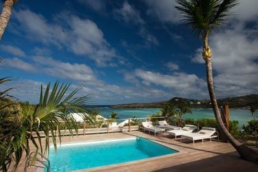 Piscine de la Suite Serenity avec vue sur le lagon de Grand-Cul-de-Sac