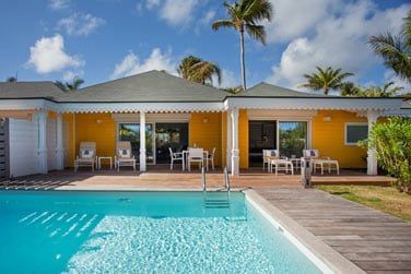 La Suite Piscine vue jardin et son spacieux jardin privatif avec piscine prive