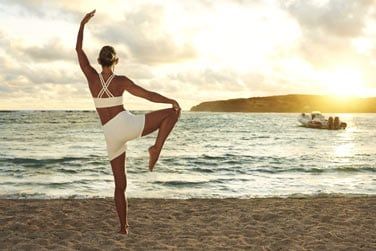 Yoga sur la plage pour se dtendre