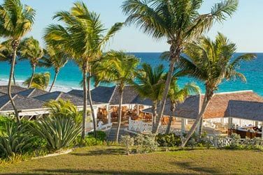 Situ le long d'une superbe plage de sable rose...