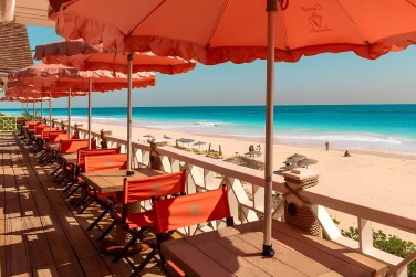 et son restaurant avec vue imprenable sur la plage