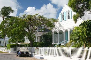 Flnez dans ses rues peuples de maisons croles colores