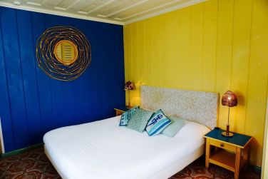 Vue intrieure d'une des suites au lit King Size de la Case Nyala aux couleurs tropicales