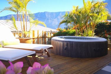 Chambre privilge avec son spa en terrasse et ses transats pour se prlasser en toute tranquilit