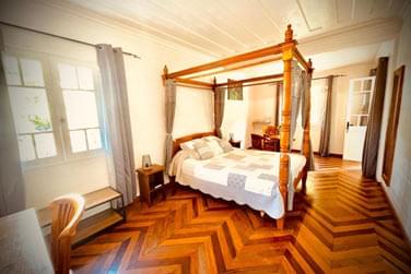 Magnifique lit King Size baldaquin du relais du gouverneur