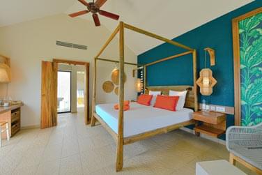Chambre suprieure aux dcors turquoise et marins rappelant l'ocan