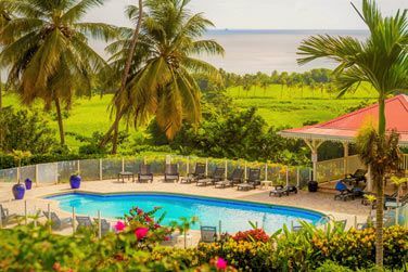 Dtendez-vous sur l'un des transats au bord de cette belle piscine