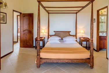 Le lit double des Suites-Appartements