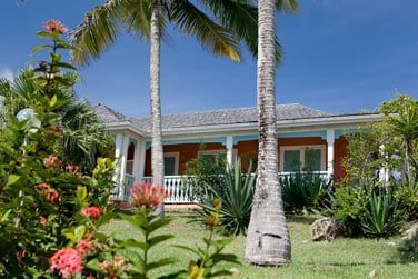 se dissimulent des pavillons privs de style colonial...