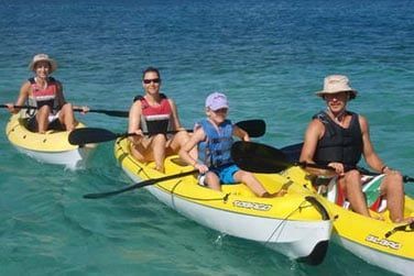 ... ou encore le cano-kayak pour explorer le lagon !