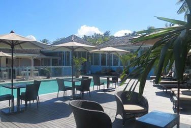 Le restaurant Caf Plantation au bord de la piscine