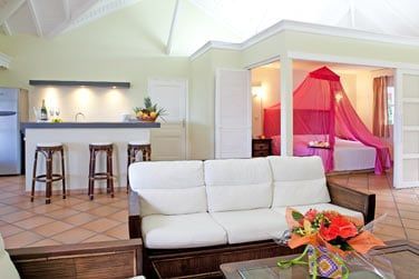 Intrieur de la Suite avec les coins chambre  coucher, salon et cuisine