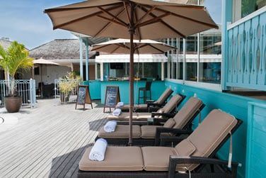 Le bar de la piscine