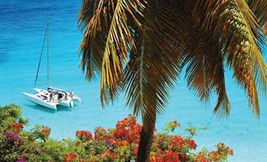 Catamaran sur les eaux cristallines